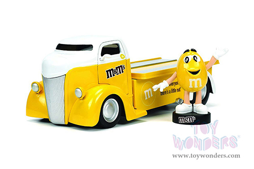 Jada Toys - Hollywood Rides | Ford COE Flatbed Truck with Yellow M&M's Diecast Figure (1947, 1/24, diecast model car, Yellow) 33425
