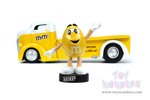 Jada Toys - Hollywood Rides | Ford COE Flatbed Truck with Yellow M&M's Diecast Figure (1947, 1/24, diecast model car, Yellow) 33425