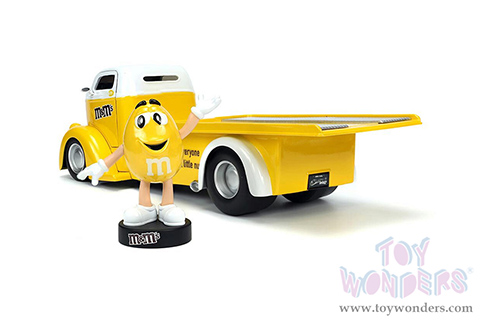 Jada Toys - Hollywood Rides | Ford COE Flatbed Truck with Yellow M&M's Diecast Figure (1947, 1/24, diecast model car, Yellow) 33425