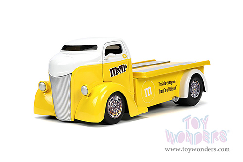 Jada Toys - Hollywood Rides | Ford COE Flatbed Truck with Yellow M&M's Diecast Figure (1947, 1/24, diecast model car, Yellow) 33425
