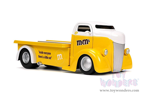 Jada Toys - Hollywood Rides | Ford COE Flatbed Truck with Yellow M&M's Diecast Figure (1947, 1/24, diecast model car, Yellow) 33425