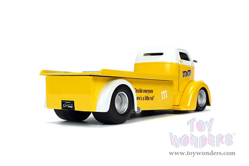 Jada Toys - Hollywood Rides | Ford COE Flatbed Truck with Yellow M&M's Diecast Figure (1947, 1/24, diecast model car, Yellow) 33425