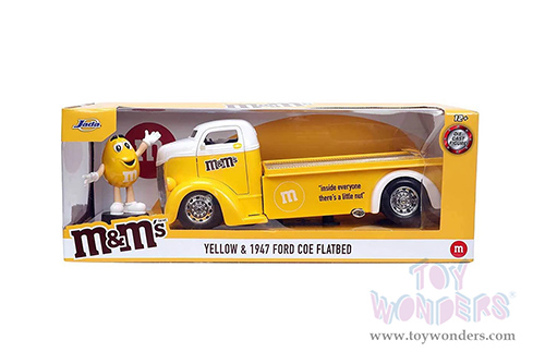 Jada Toys - Hollywood Rides | Ford COE Flatbed Truck with Yellow M&M's Diecast Figure (1947, 1/24, diecast model car, Yellow) 33425