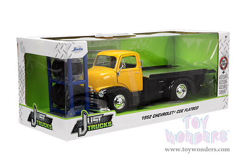 Jada Toys Just Trucks - Chevrolet&reg; COE Flatbed Tow Truck with Extra Wheels (1952, 1/24 scale diecast model car, Black/Yellow) 33848