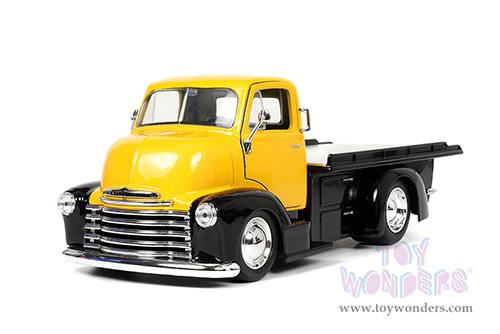 Jada Toys Just Trucks - Chevrolet&reg; COE Flatbed Tow Truck with Extra Wheels (1952, 1/24 scale diecast model car, Black/Yellow) 33848