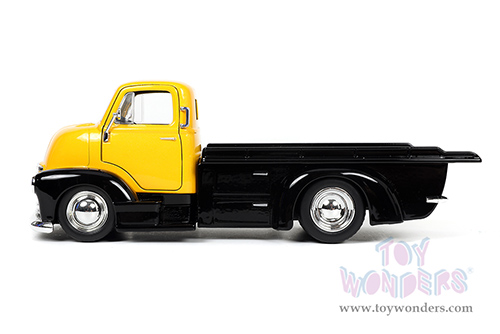 Jada Toys Just Trucks - Chevrolet&reg; COE Flatbed Tow Truck with Extra Wheels (1952, 1/24 scale diecast model car, Black/Yellow) 33848