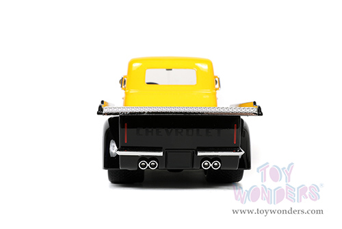 Jada Toys Just Trucks - Chevrolet&reg; COE Flatbed Tow Truck with Extra Wheels (1952, 1/24 scale diecast model car, Black/Yellow) 33848