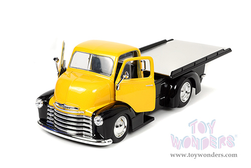 Jada Toys Just Trucks - Chevrolet&reg; COE Flatbed Tow Truck with Extra Wheels (1952, 1/24 scale diecast model car, Black/Yellow) 33848