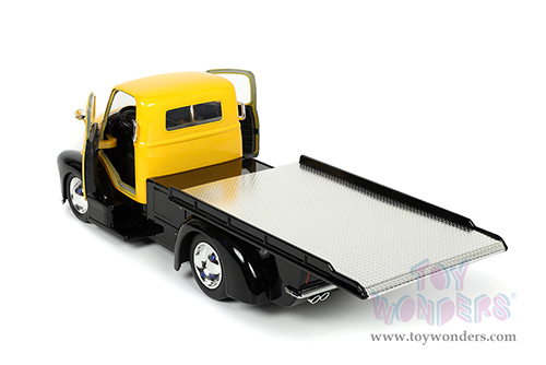 Jada Toys Just Trucks - Chevrolet&reg; COE Flatbed Tow Truck with Extra Wheels (1952, 1/24 scale diecast model car, Black/Yellow) 33848