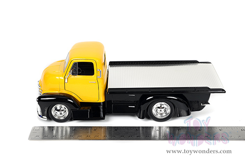 Jada Toys Just Trucks - Chevrolet&reg; COE Flatbed Tow Truck with Extra Wheels (1952, 1/24 scale diecast model car, Black/Yellow) 33848