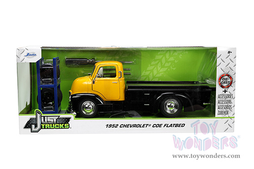 Jada Toys Just Trucks - Chevrolet&reg; COE Flatbed Tow Truck with Extra Wheels (1952, 1/24 scale diecast model car, Black/Yellow) 33848