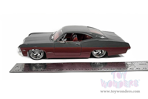 Jada Toys Bigtime Muscle - Chevrolet® Impala™ SS™ Hardtop (1967, 1/24 scale diecast model car, Gray/Burgundy) 33864
