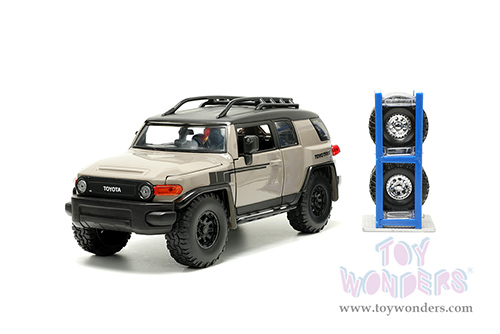Jada Toys Just Trucks - Toyota FJ Cruiser with Roof Rack and Extra Wheels (1/24 scale diecast model car, Brown/Black) 34008