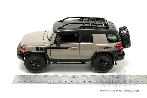 Jada Toys Just Trucks - Toyota FJ Cruiser with Roof Rack and Extra Wheels (1/24 scale diecast model car, Brown/Black) 34008