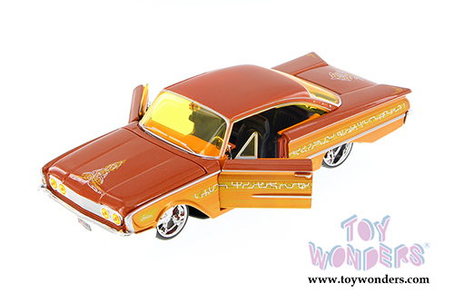 Maisto Custom Shop -  Ford Starliner Hardtop (1960, 1/26 scale diecast model car, Copper) 34038