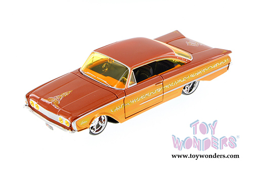 Maisto Custom Shop -  Ford Starliner Hardtop (1960, 1/26 scale diecast model car, Copper) 34038