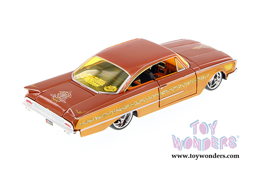 Maisto Custom Shop -  Ford Starliner Hardtop (1960, 1/26 scale diecast model car, Copper) 34038