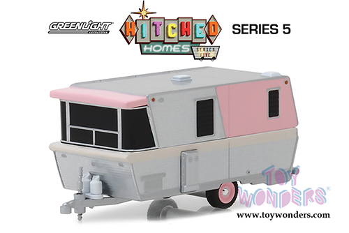 Greenlight - Hitched Homes Series 5 | Holiday House Travel Trailer (1959, 1/64 scale diecast model car, Chrome/Pink) 34050C/48