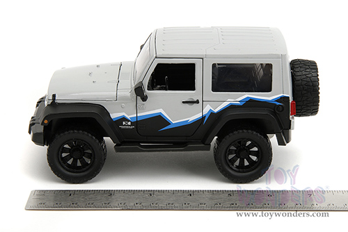 Jada Toys Just Trucks - Jeep® Wrangler with Extra Wheels (2007, 1/24 scale diecast model car, Light Gray/Black) 34194