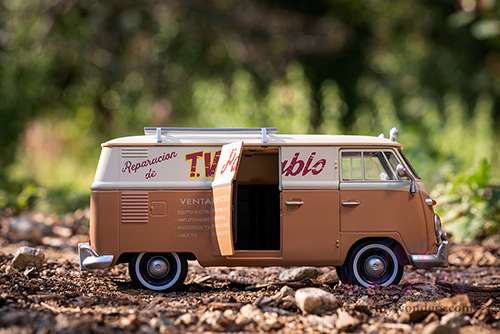 Jada Toys - Hollywood Rides | TRANSFORMERS 7 Volkswagen Bus WheelJack with Transformers Diecast Statue (1/24, diecast model car, Beige/Cream) 34264/4