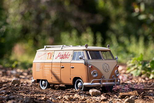 Jada Toys - Hollywood Rides | TRANSFORMERS 7 Volkswagen Bus WheelJack with Transformers Diecast Statue (1/24, diecast model car, Beige/Cream) 34264/4