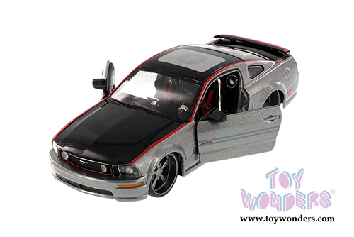 Maisto Custom Shop - Ford Mustang GT Hard Top (2006, 1/24 scale diecast model car, Asstd.) 34324