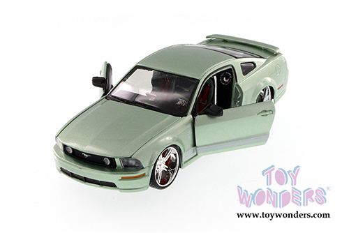 Maisto Custom Shop - Ford Mustang GT Hard Top (2006, 1/24 scale diecast model car, Asstd.) 34324