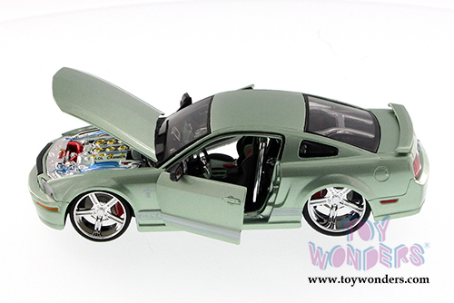 Maisto Custom Shop - Ford Mustang GT Hard Top (2006, 1/24 scale diecast model car, Asstd.) 34324