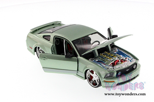 Maisto Custom Shop - Ford Mustang GT Hard Top (2006, 1/24 scale diecast model car, Asstd.) 34324