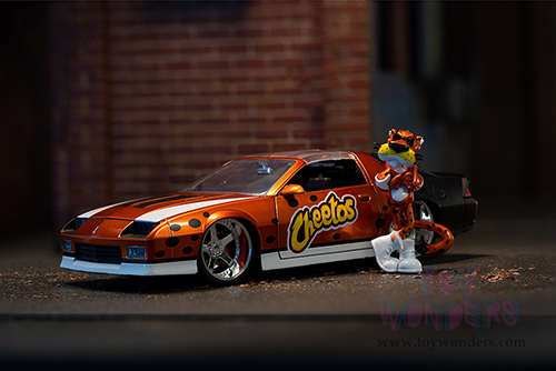Jada Toys - Hollywood Rides | Chevrolet® Camaro® Z/28 with Chester Cheetah Diecast Figure "Cheetos" (1985, 1/24, diecast model car, Orange/Black) 34384/4