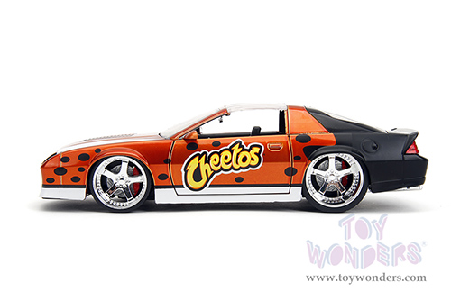Jada Toys - Hollywood Rides | Chevrolet® Camaro® Z/28 with Chester Cheetah Diecast Figure "Cheetos" (1985, 1/24, diecast model car, Orange/Black) 34384/4