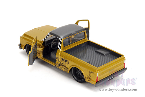 Jada Toys - Hollywood Rides | Chevrolet® Cheyenne™ Pickup Disney "WALL-E " (1972, 1/32 scale diecast model car, Gold) 34925/24