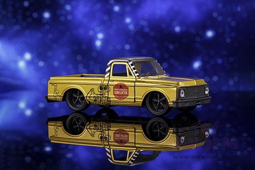Jada Toys - Hollywood Rides | Chevrolet® Cheyenne™ Pickup Disney "WALL-E " (1972, 1/32 scale diecast model car, Gold) 34925/24
