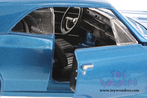 Showcasts Collectibles - Chevrolet&reg; Chevelle SS 396 Hardtop (1966, 1/24 scale diecast model car, Asstd.) 34960/2