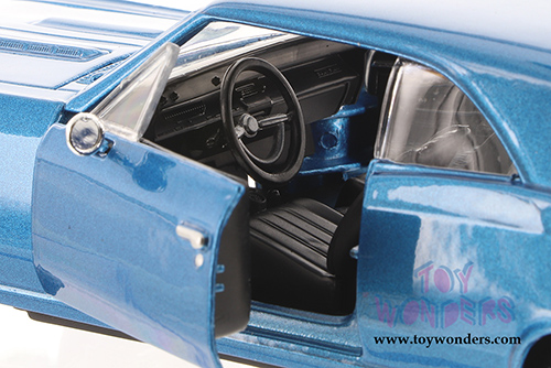 Showcasts Collectibles - Chevrolet&reg; Chevelle SS 396 Hardtop (1966, 1/24 scale diecast model car, Asstd.) 34960/2