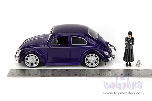 Jada Toys - Hollywood Rides | Volkswagen Beetle with Wednesday Addams and Thing Diecast Figures (1/24, diecast model car, Purple) 35131