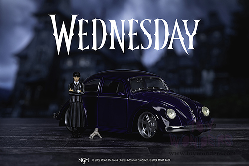 Jada Toys - Hollywood Rides | Volkswagen Beetle with Wednesday Addams and Thing Diecast Figures (1/24, diecast model car, Purple) 35131