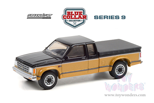 Greenlight - Blue Collar Collection Series 9 | Chevrolet&reg; S10 Tahoe with Tonneau Cover (1990, 1/64 scale diecast model car, Black/Gold) 35200E/48