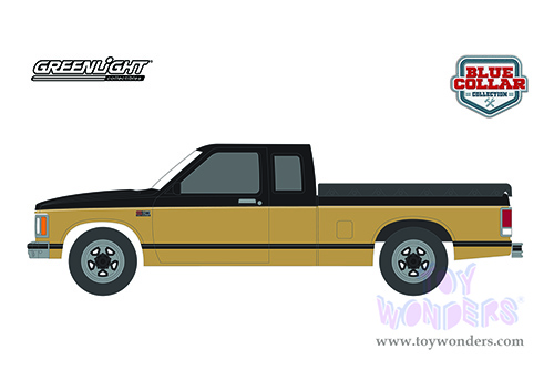 Greenlight - Blue Collar Collection Series 9 | Chevrolet&reg; S10 Tahoe with Tonneau Cover (1990, 1/64 scale diecast model car, Black/Gold) 35200E/48
