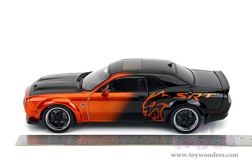 Jada Toys Pink Slips - Dodge Challenger SRT Hellcat Redeye Widebody with Display Base (2015, 1/18 scale diecast model car, Orange/Black) 35722