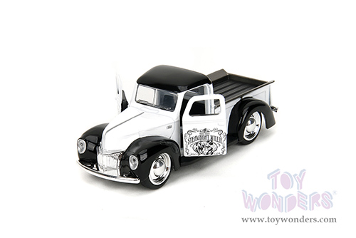 Jada Toys - Hollywood Rides | Disney Mickey Mouse Ford Pickup - Steamboat Willie Theme (1941, 1/32 scale diecast model car, Black/White) 36091