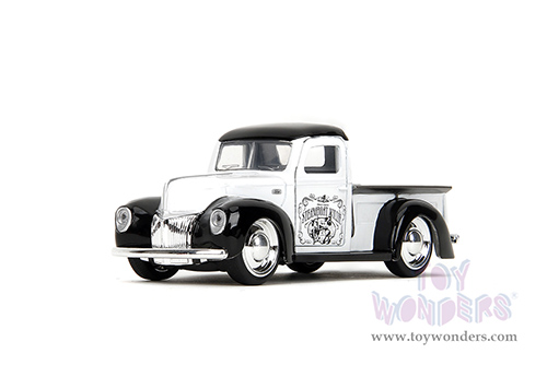 Jada Toys - Hollywood Rides | Disney Mickey Mouse Ford Pickup - Steamboat Willie Theme (1941, 1/32 scale diecast model car, Black/White) 36091