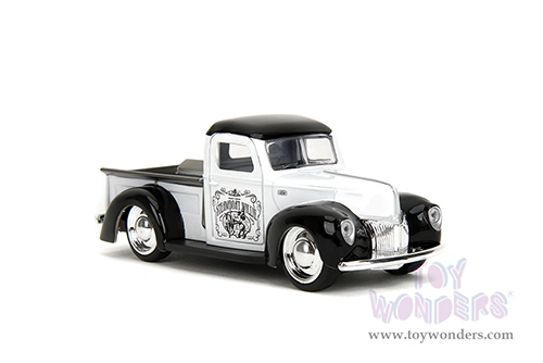 Jada Toys - Hollywood Rides | Disney Mickey Mouse Ford Pickup - Steamboat Willie Theme (1941, 1/32 scale diecast model car, Black/White) 36091