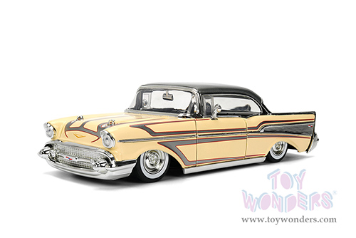 Jada Toys Bigtime Muscle - Chevrolet® Bel Air® Hardtop (1957, 1/24 scale diecast model car, Glossy Beige/Gray) 36345