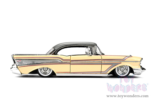 Jada Toys Bigtime Muscle - Chevrolet® Bel Air® Hardtop (1957, 1/24 scale diecast model car, Glossy Beige/Gray) 36345