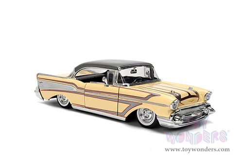 Jada Toys Bigtime Muscle - Chevrolet® Bel Air® Hardtop (1957, 1/24 scale diecast model car, Glossy Beige/Gray) 36345
