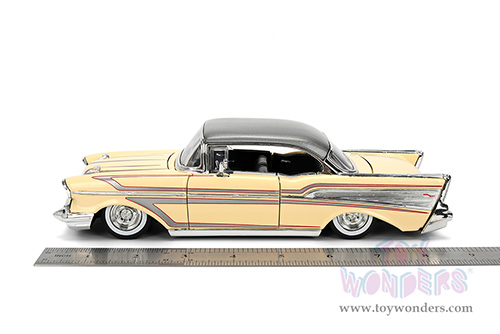 Jada Toys Bigtime Muscle - Chevrolet® Bel Air® Hardtop (1957, 1/24 scale diecast model car, Glossy Beige/Gray) 36345
