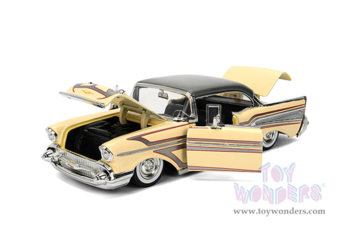 Jada Toys Bigtime Muscle - Chevrolet® Bel Air® Hardtop (1957, 1/24 scale diecast model car, Glossy Beige/Gray) 36345