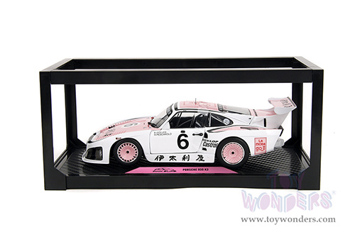 Jada Toys Pink Slips - Porsche 935 K3 #6 Bob Wollek - Henri Pescarolo Winner "Suzuka 1000KM" (1981) with Display Base (1/18 scale diecast model car, Pink/White) 36386
