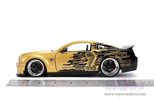 Jada Toys Bigtime Muscle - Ford Mustang Shelby® GT-500KR™ (2008, 1/24 scale diecast model car, Gold/Black) 36462